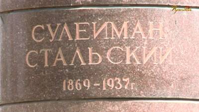 Рамазан Абдулатипов и Магомед Сулейманов возложили цветы к памятнику Сулеймана Стальского.