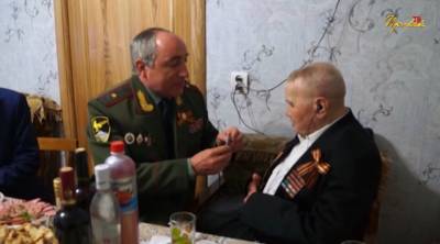 Генерал ГУ МЧС по РД Нариман Казимагамед навестил ветерана ВОВ Суханова Павла Ионовича